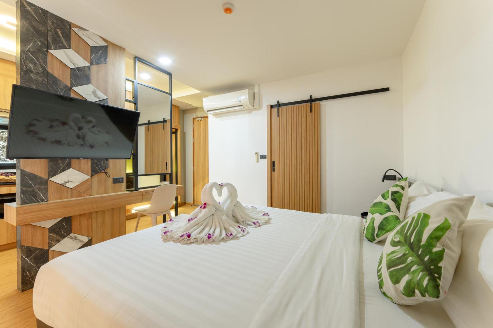 Sky Wave Patong Hotel Exterior foto