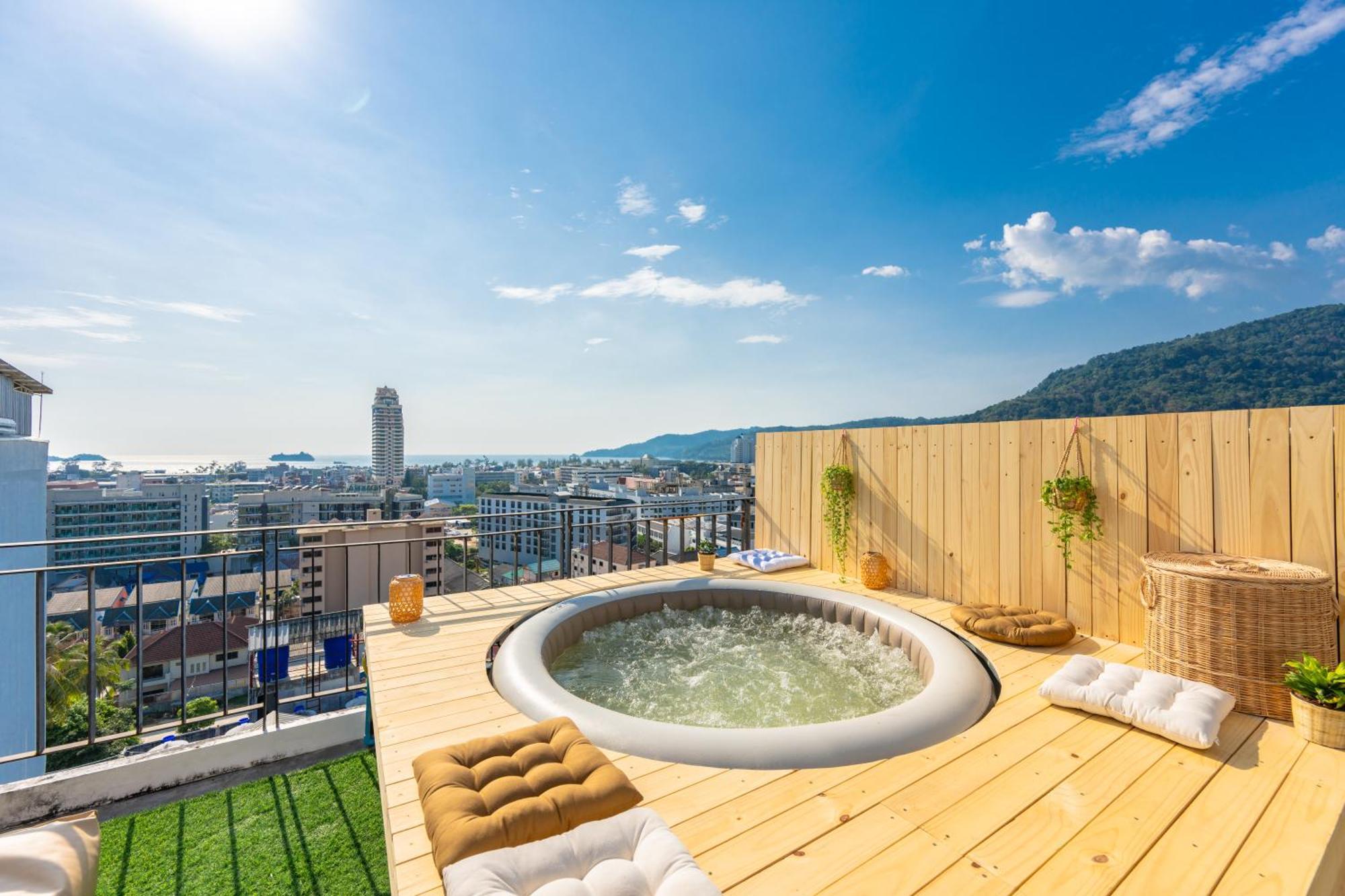 Sky Wave Patong Hotel Exterior foto